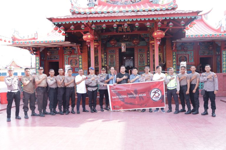 Sambut Hari Bhayangkara Ke-78, Puluhan Personil Polres Siak Goro Bersihkan Rumah Ibadah