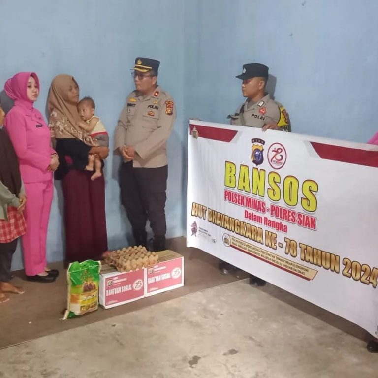 Sambut Hari Bhayangkara Ke-78, Polsek Minas Anjangsana Dan Berikan Bansos Kepada Personil Polri & Sejumlah Warga Penderita Sakit Menahun 