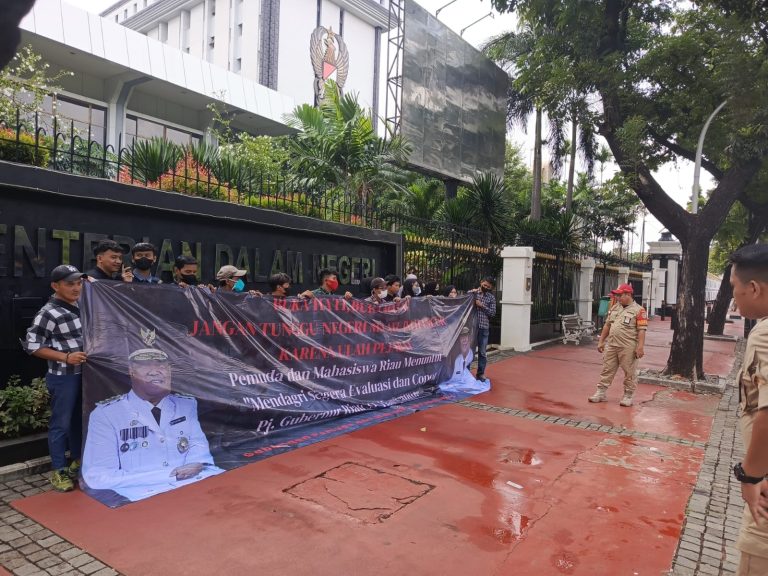 Gerakan Mahasiswa Peduli Riau Menuntut Mentri Dalam Negeri Tito Karnavian Evaluasi Pj Gubri Sf Haryanto