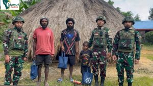 Binter Peduli Kasih Satgas Yonif 521/DY Memperkuat Hubungan Harmonis di Distrik Napua