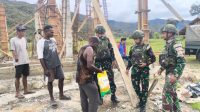 Bakti TNI Evakuasi Kendaraan Satgas Yonif 521/DY Bersama Warga Truk Muat Pasir