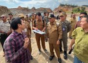 WAKIL BUPATI MEMPAWAH DAN PEJABAT PEMPROV KALBAR TINJAU AKTIVITAS TAMBANG GALIAN C DI DESA PENIRAMAN*