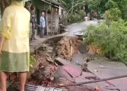 CURAH HUJAN TINGGI, JALAN MUARA GADUH SEKADAU LONGSOR*