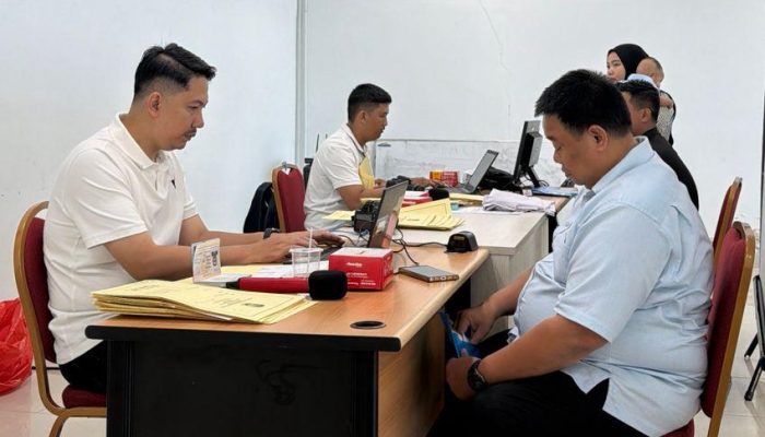 IMIGRASI PONTIANAK JEMPUT BOLA DI BANDARA SUPADIO, 47 PEMOHON TERLAYANI DALAM EAZY PASPOR*