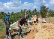 Satgas TMMD Ke-128 Kodim 1202/Skw Bersama Warga Setempat Bangun Jalan Rabat Beton di Setapuk Besar*