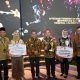 BORONG 2 GELAR PENGHARGAAN BERGENGSI, GUBERNUR KALBAR RIA NORSAN BERHASIL KENDALIKAN INFLASI DAN INOVASI PEMBIAYAAN KREATIF*