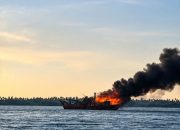 KAPAL TERBAKAR DI PERAIRAN PENJAJAB PEMANGKAT, KEPULAN ASAP HITAM HEBOHKAN WARGA PESISIR*