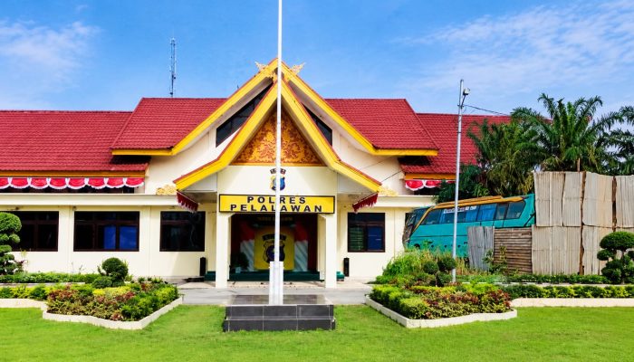 DUGAAN MAFIA BBM SUBSIDI MELEJIT DI PELALAWAN: GUDANG ILEGAL BERPAGAR SENG BEROPERASI BEBAS DI DEPAN SEKOLAH, POLRES PELALAWAN BUNGKAM!